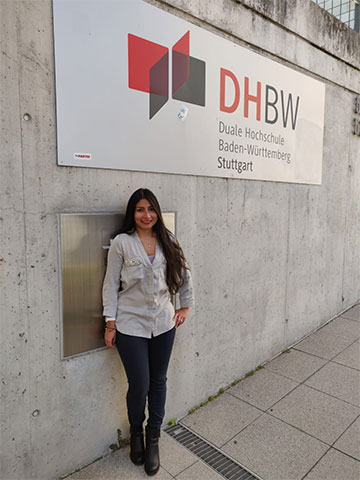 Diana vor der DHBW Diana vor der DHBW