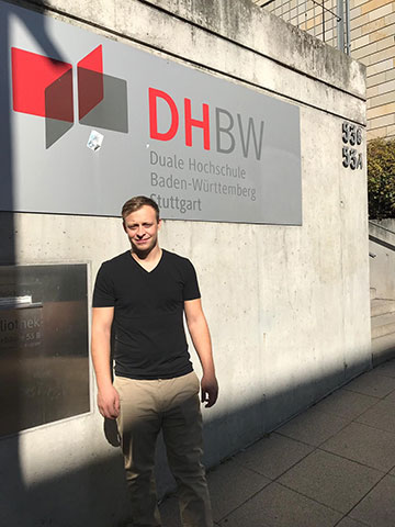Julian vor der DHBW Julian vor der DHBW